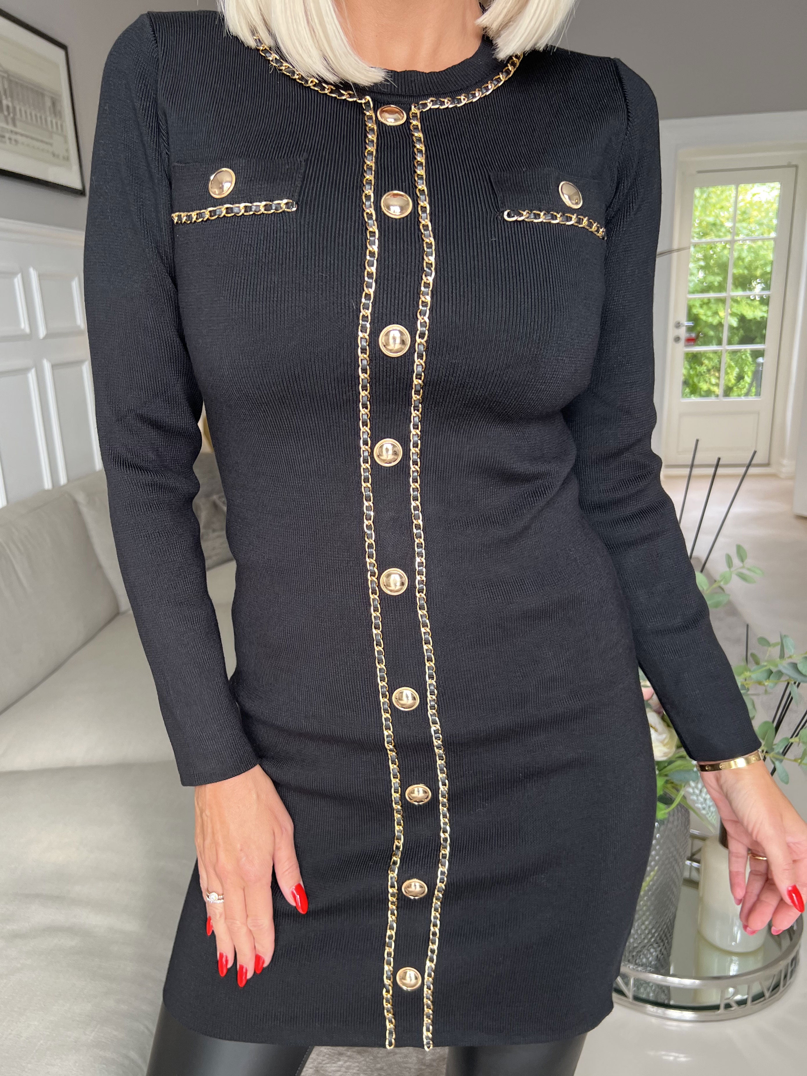 Salma - Tætsiddende kjole med guldknapper og kædedetaljer